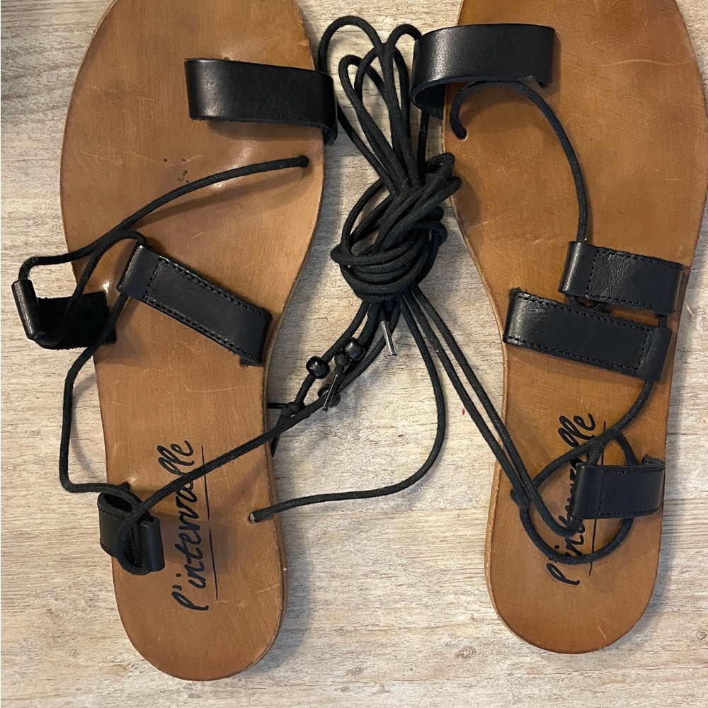 L'INTERVALLE Black and Tan Leather Sandals
